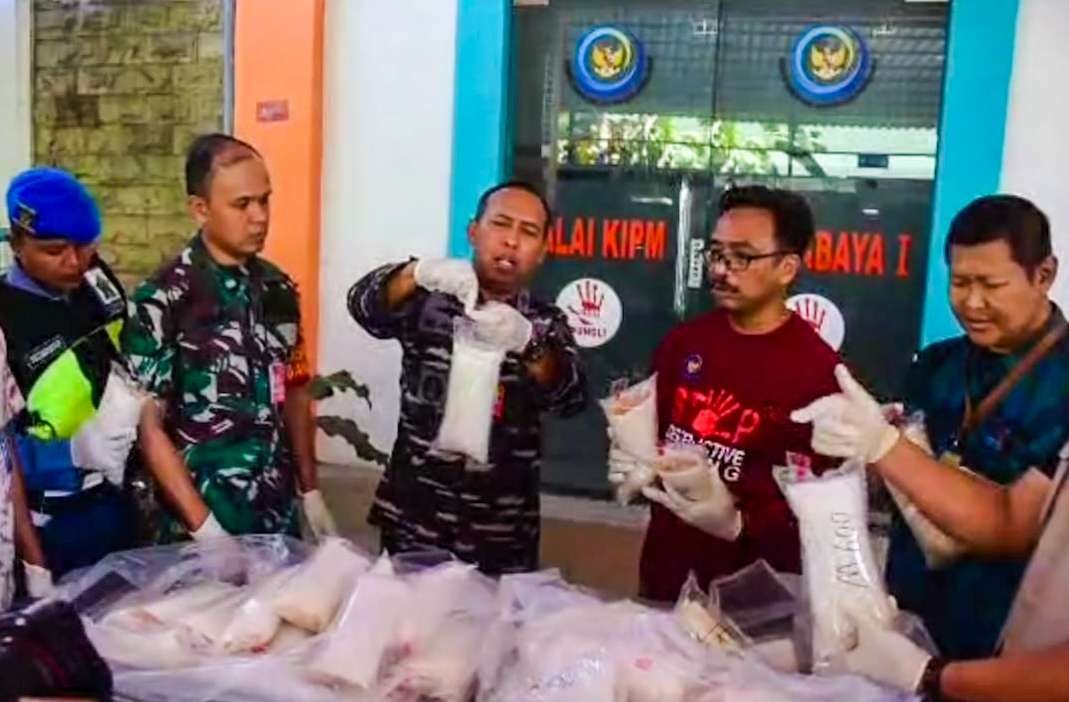 Satgaspam gabungan Bandara Juanda menunjukkan barang bukti BBL (Foto : Aini/Ngopibareng.id)