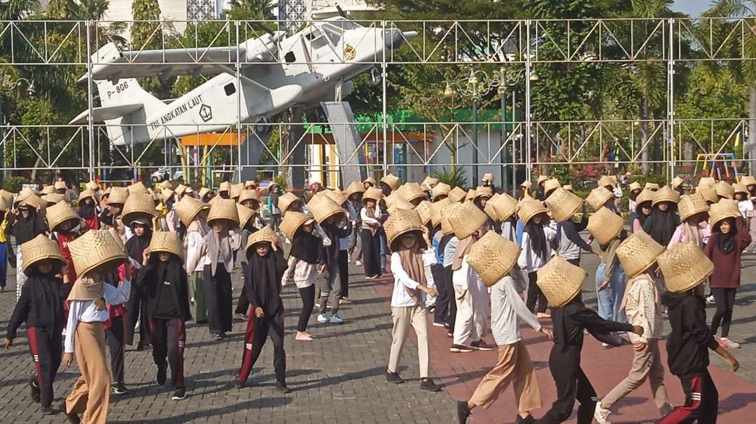 Ribuan pelajar sedang gladi tari boran yang bakal masuk rekor Muri (Foto: Imron Rosidi/Ngopibareng.id)