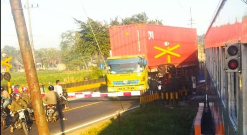 Detik-detik kereta api (KA) Logawa berhenti mendadak karena ada truk berhenti di atas rel di Kecamatan Rambipuji, Jember, Jawa Timur. (Foto: Dokumentasi penumpang KA, Fahri)