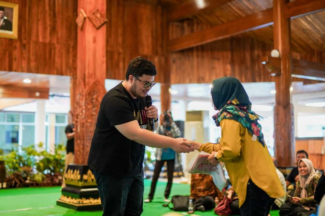 Bupati Kediri Bagikan Bendera Merah Putih di Jumat Ngopi (Istimewa)