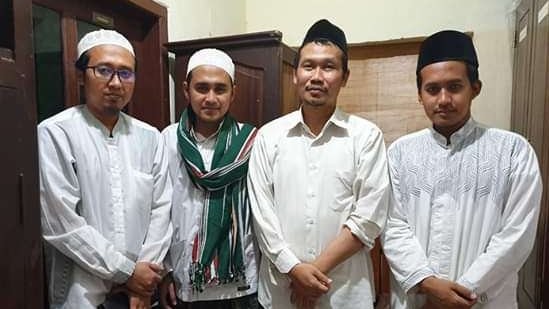 KH Ahmad Bahauddin Nursalim alias Gus Baha dan dzuriyat Syaikhona Kholil Bangkalan. (Foto: dok/ngopibareng.id)