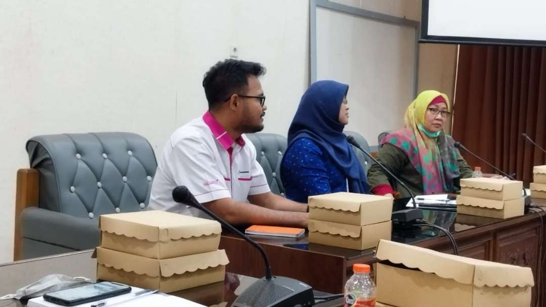 Kepala Bidang Perdagangan Diskopumdag Banyuwangi Suminten (kanan) mengikuti hearing di DPRD Banyuwangi, terkait kelangkaan elpiji 3 kg. (Foto: Muh Hujaini/Ngopibareng.id)