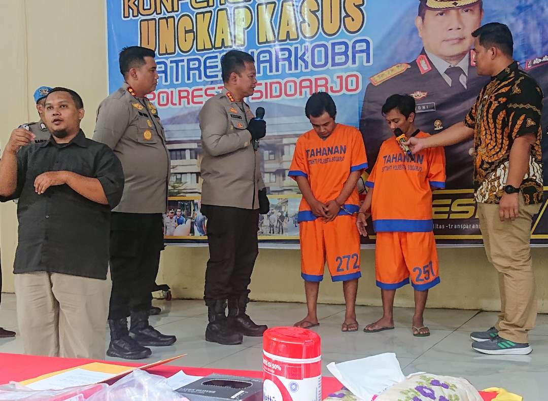 Kedua tersangka penyalahgunaan narkotika saat di interogasi polisi (Foto : Aini/Ngopibareng.id)