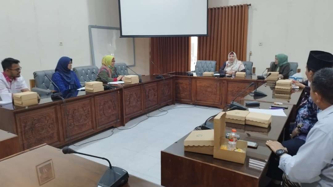 Hearing Komisi II DPRD Banyuwangi dengan Pertamina dan Hiswana Migas terkait kelangkaan gas 3 kg. (Foto: Muh Hujaini/Ngopibareng.id)