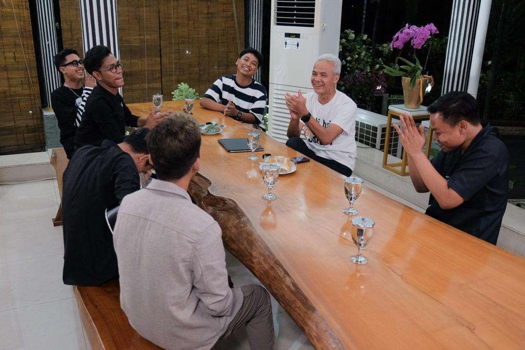 Gubernur Jawa Tengah, Ganjar Pranowo ngobrol bareng Aftershine di Rumah Dinas Gubernur Jawa Tengah, Puri Gedeh. (Foto: Humas Pemprov Jateng)