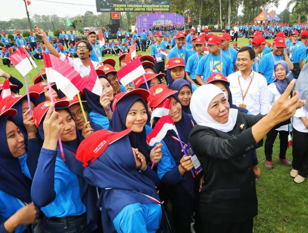 Gubernur Jawa Timur Khofifah Indar Parawansa berfoto bersama sejumlah siswa usai menjadi Inspektur Upacara (lrup) dalam pembukaan Kegiatan Cinta Sekolah (KCS) 2023 Cita Garda Nawasena yang diikuti oleh 978 siswa SMK PGRI 3 Malang di Lapangan Arhanud, Kota Batu, Senin 10 Juli. (Foto: Pemprov Jatim)