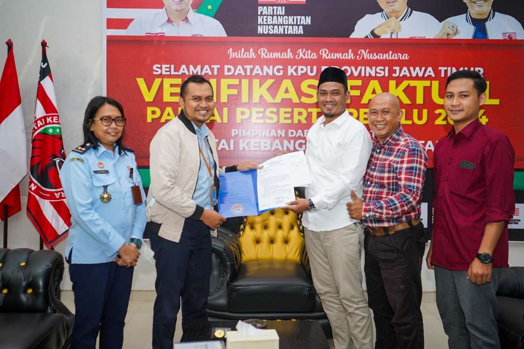 Kemenkumham Jatim bersama perwakilan parpol telah melakukan verifikasi data. (Foto: Aini Arifin/Ngopibareng.id)