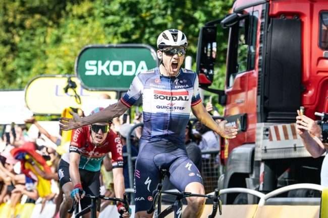 Kasper Asgreen (Soudal-Quickstep) meraih kemenangan perdana di ajang GrandTour dan kemenangan pertama untuk tim Soudal-Quickstep di TdF Etape 18. (Foto: Istimewa)