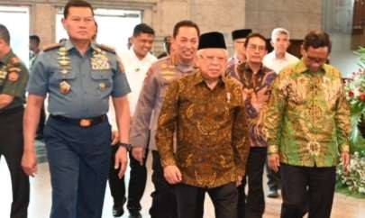 Wapres KH Ma'ruf Amin memasuki tempat acara bersama Menkopolhukam, Pangluma TNI dan Kapolri (Foto; Setwapres):