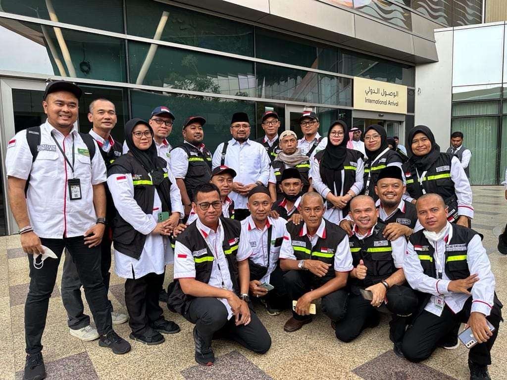 Tim Media Center Haji bersama Menteri Agama (Menag), Gus Yaqut di Mekkah. (Foto: Witanto/Ngopibareng.id)