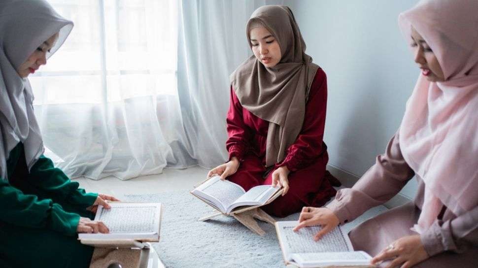 Muslimah sedang mengaji dengan indah membaca Al-Quran. (Ilustrasi)