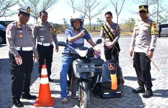 Penyandang difabel mengemudikan kendaraan bermotor khusus bisa membuat SIM D di Satlantas Polres Situbondo. (Foto: Guido Saphan/Ngopibareng.id)