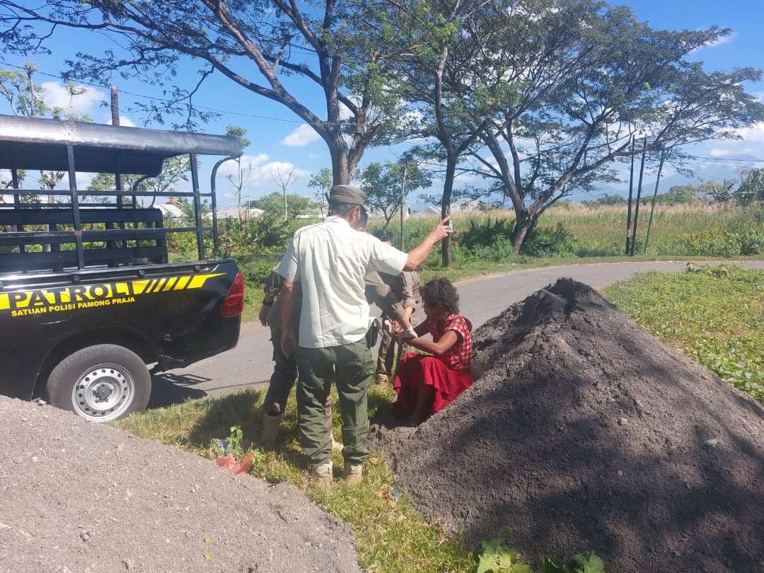 Petugas Satpol PP Banyuwangi mengamankan ODGJ yang diduga sering mengamuk (foto: istimewa)