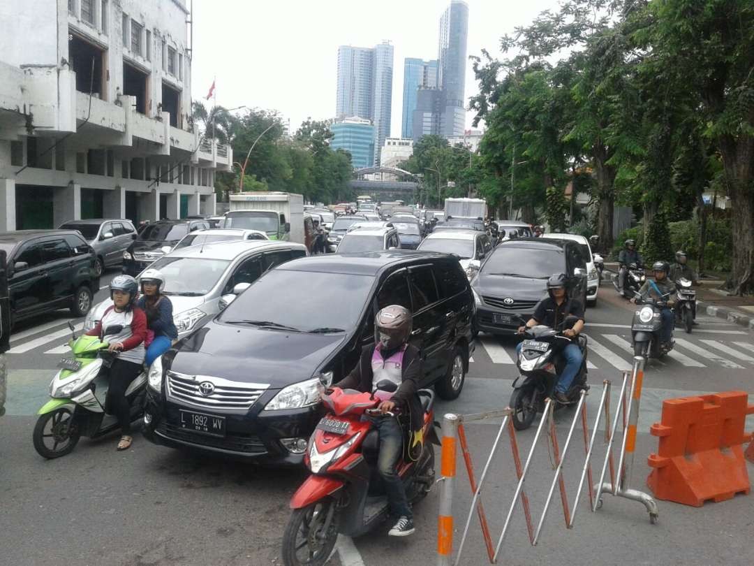 Kemacetan parah terjadi di Jalan Gubernur Suryo di depan Gedung Grahadi. Karena Jalan Yos Sudarso ditutup maka semua kendaraan dari Jl. Gubernur Suryo terpaksa belok ke kanan masuk Jl. Panglima Sudirman. (foto: m. anis)