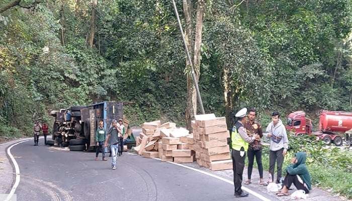 Polisi saat melakukan olah TKP truk terguling menimpa pengendara motor (Foto: Dok Polsek Sempolan)