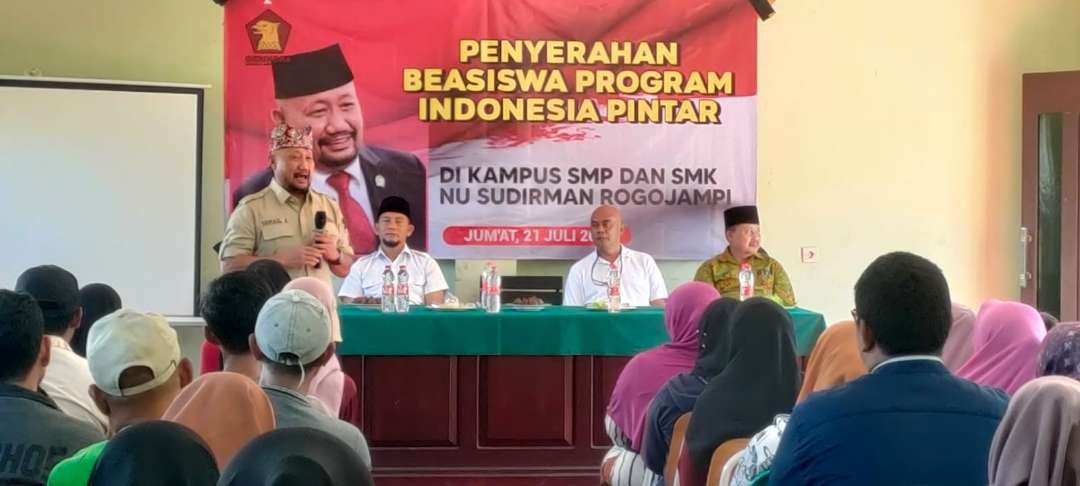 Penyerahan bantuan beasiswa PIP di SMP dan SMK NU Sudirmas (foto:istimewa)