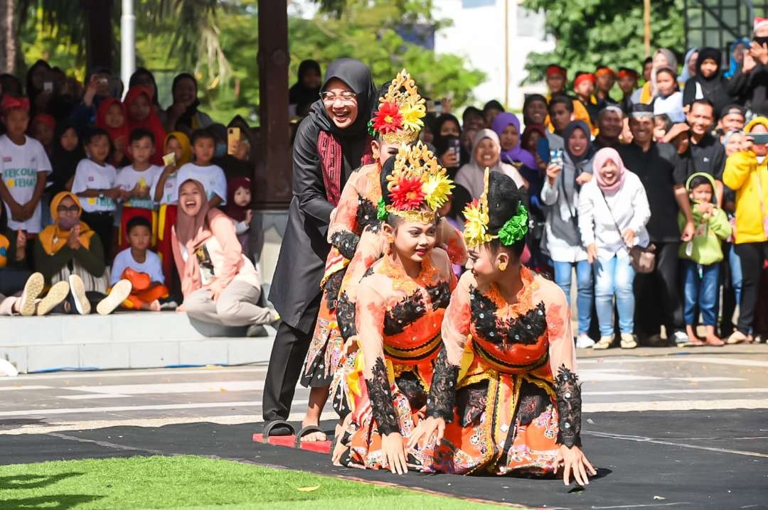 Bupati Banyuwangi bermain bersama anak-anak dalam peringatan hari anak nasional di Taman Blambangan, Banyuwangi (Foto: Humas Pemkab Banyuwangi)