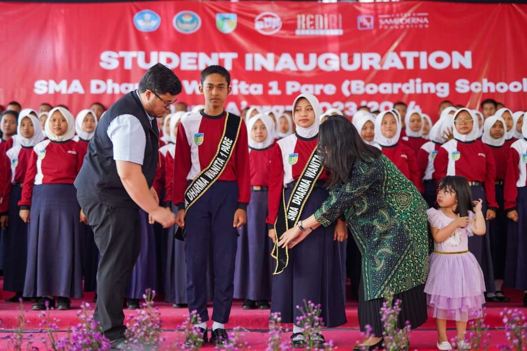 Bupati Kediri Hanindhito Himawan Pramana didampingi Ketua Yayasan Dharma Wanita Kabupaten Kediri Eriani Annisa Hanindhito mengukuhkan siswa siswi SMA Dharma Wanita 1 Pare Boarding School angkatan 2023/2024. (Foto: Istimewa)