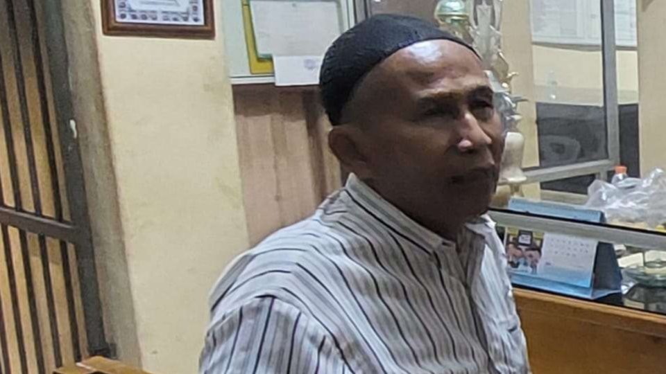 Sopir GrabCar, Agus Susanto, 63 tahun, saat melapor ke Polsek Kademangan. (Foto: Ikhsan Mahmudi/Ngopibareng.id)