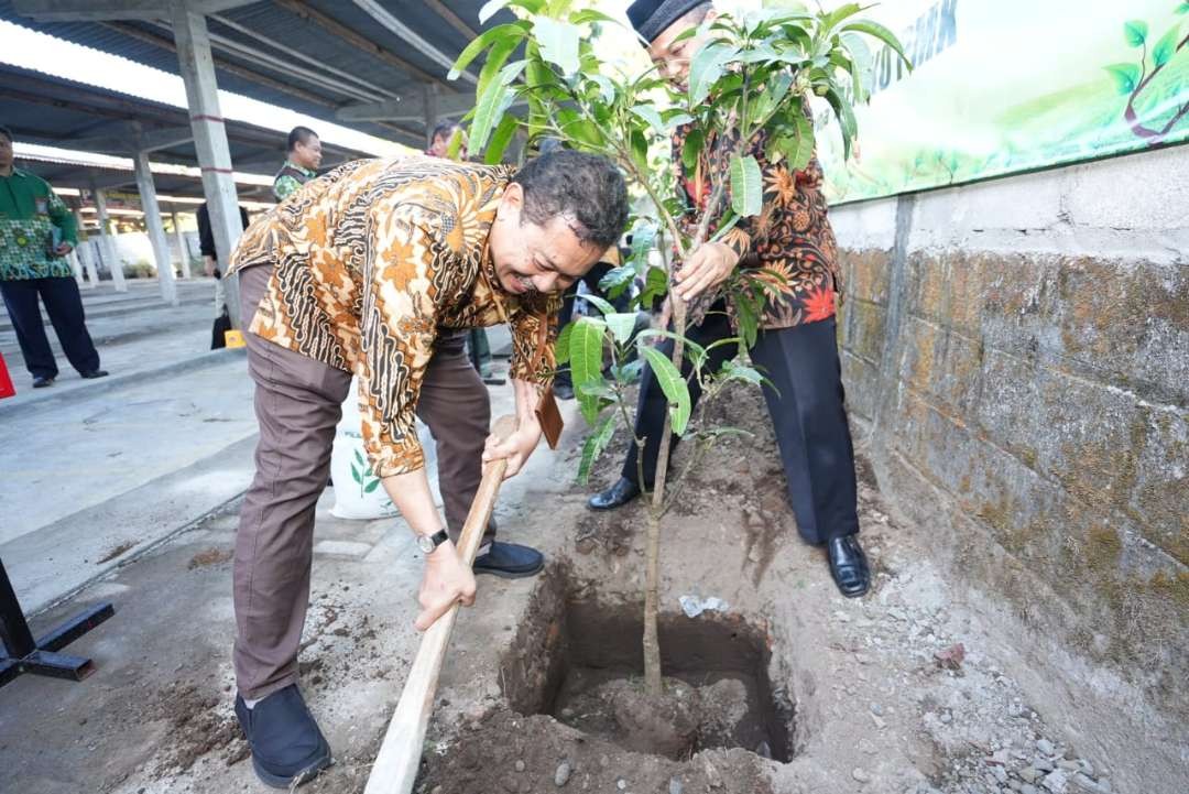 Didik Suhardi dan Ravik Karsidi meninjau Koperasi Sekolah As-Sakinah, SMK Muhammadiyah I Bantul, Yogyakarta. (Foto: ANO/Ngopibareng.id)