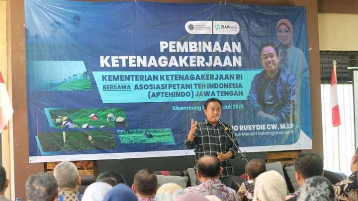 Staf Khusus Menteri Ketenagakerjaan, Caswiyono Rusydi Cakrawangsa saat berdialog dengan para pekerja/buruh, petani, pengepul, dan lainnya di Batang, Jawa Tengah, Jumat, 21 Juli 2023. (Foto: Biro Humas Kemnaker)