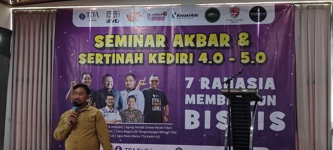 Komunitas Tangan Di Atas (TDA) Kediri menyelenggarakan kegiatan Seminar Akbar dan Serah Terima Amanah (Sertinah) 4.0-50 (Foto: Fendi Lesmana/ngopibareng.id)