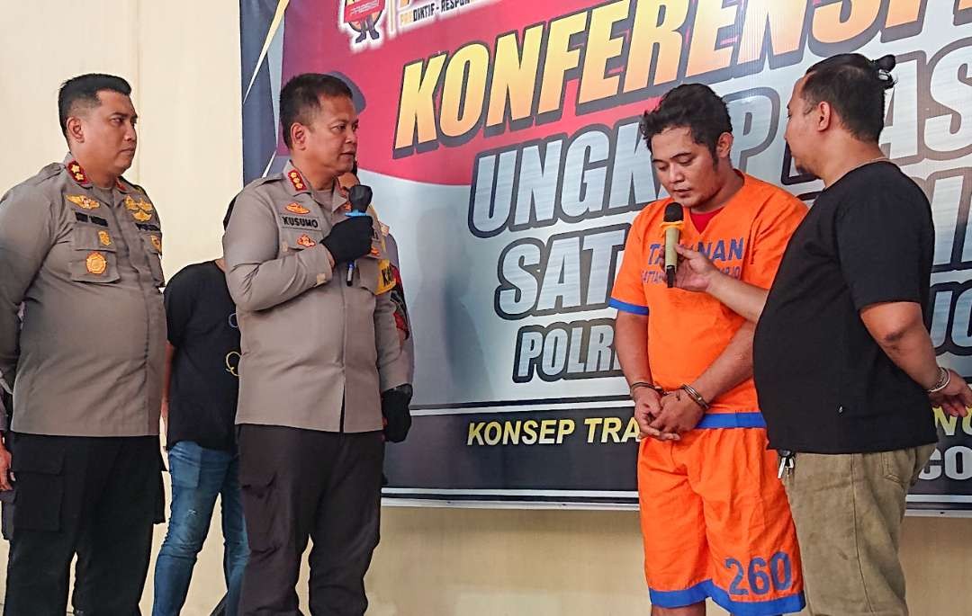 Tersangka RIS saat di Polresta Sidoarjo (foto : Aini/Ngopibareng.id)