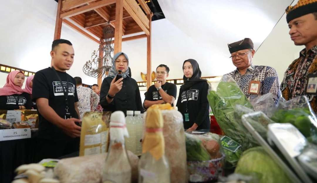 Bupati Banyuwangi Ipuk Fiestiandani meninjau business model yang dibuat peserta Jagoan Tani (foto: Humas Pemkab Banyuwangi)