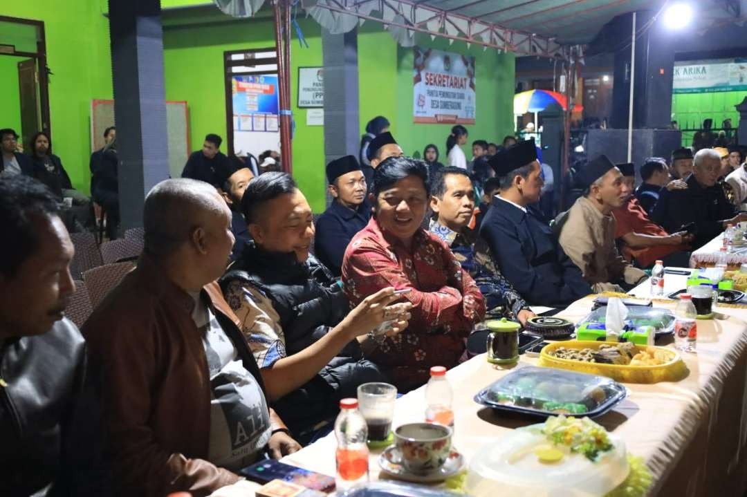 Wakil Bupati Blitar, Rahmat Santoso (depan: dua dari kiiri) di sela acara Bersih Desa Sumberagung Kecamatan Gandusari, Jumat, 21 Juli 2023. R (Foto: Istimewa)