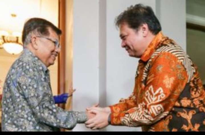 Ketua Umum Partai Golkar, Airlangga Hartarto (kiri) bersama sesepuh Golkar Jusuf Kalla. (Foto: Media Center Golkar)