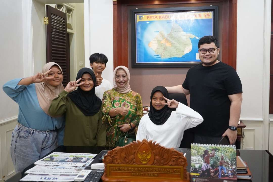 Bupati Kediri Hanindhito Himawan Pramana ajak siswa kelas 8A SMPN 2 Pare untuk menginap di rumah dinas bupati yang berada di lingkup Pendopo Panjalu Jayati. (Foto: Istimewa)