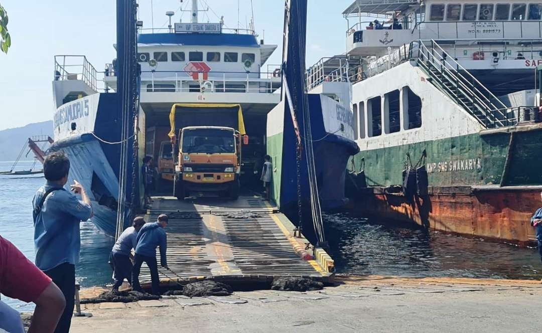 Proses evakuasi truk dari Kapal KMP Gerbang Samudra 5  pada Minggu 23 Juli 2023 (Foto: istimewa)