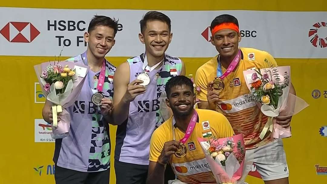 Fajar/Rian (kiri) raih posisi runner up Korea Open 2023, pose bersama Satwiksairaj Rankireddy/Chirag Shetty dari India, Minggu 23 Juli 2023. (Foto: Twitter @INABadminton)