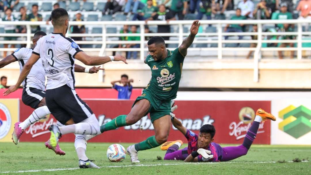 Proses gol dicetak oleh pemain Persebaya Paulo Victor ke gawang RANS Nusantara FC di Stadion Gelora Bung Tomo, Surabaya, Minggu 23 Juli 2023. (Foto: Fariz Yarbo/Ngopibareng.id)