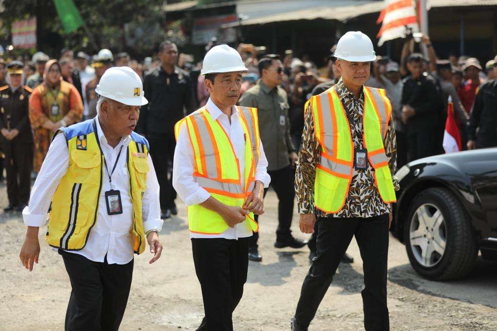 Presiden Jokowi didampingi Menteri PUPR, Basuki Hadimuljono, dan Gubernur Jawa Tengah, Ganjar Pranowo, meninjau kondisi ruas Jalan Solo-Gemolong- Purwodadi, di Sragen, Minggu 23 Juli 2023. (Foto: Humas Pemprov Jateng)