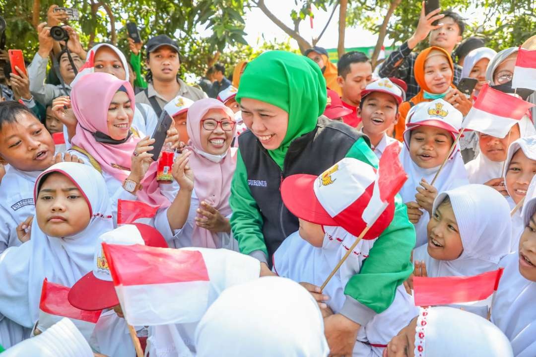 Gubernur Jatim, Khofifah Indar Parawansa, saat menyapa anak-anak yang akan masuk sekolah. (Foto: Humas Prov Jatim)