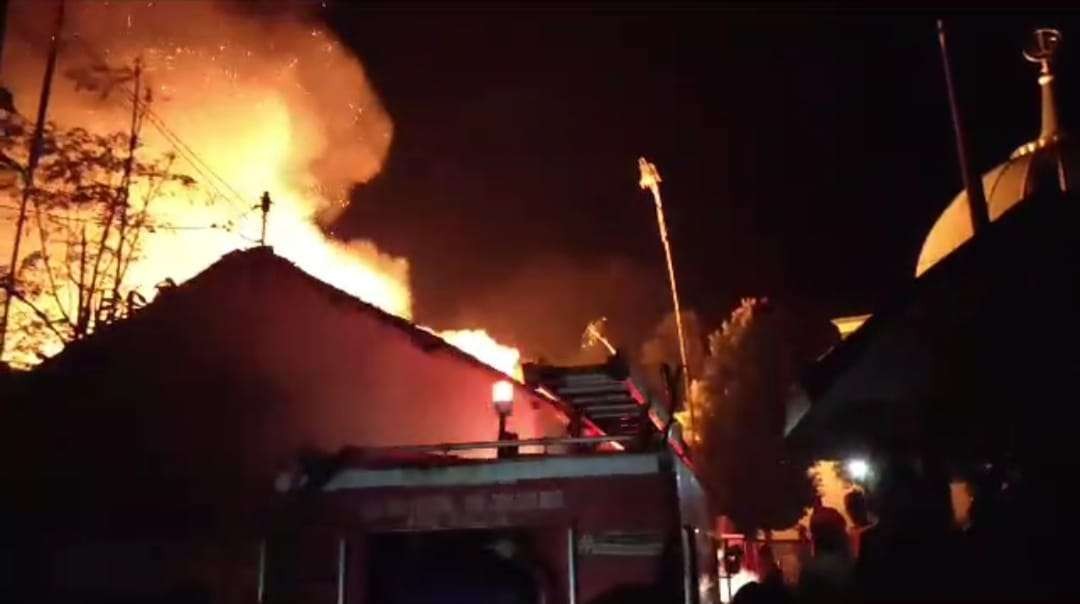 Petugas pemadam kebakaran saat berjibaku memadamkan api yang membakar sembilan rumah di Jember (Foto: Istimewa)