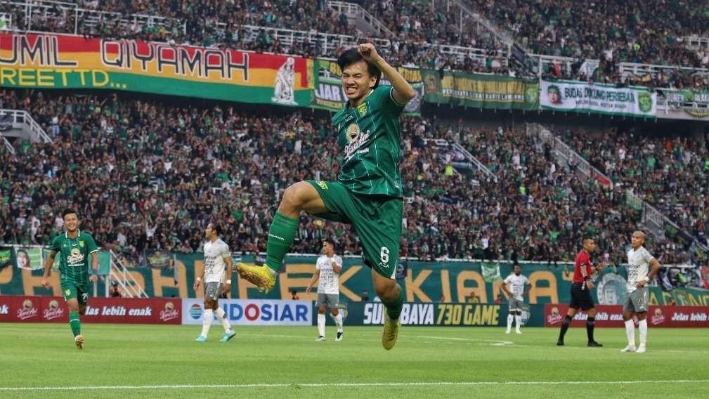 M Iqbal mendapat kepercayaan tampil inti menggantikan Bruno Moreira saat Persebaya melawan RANS Nusantara di Stadion Gelora Bung Tomo, Surabaya, Minggu 23 Juli 2023. (Foto: Fariz Yarbo/Ngopibareng.id)