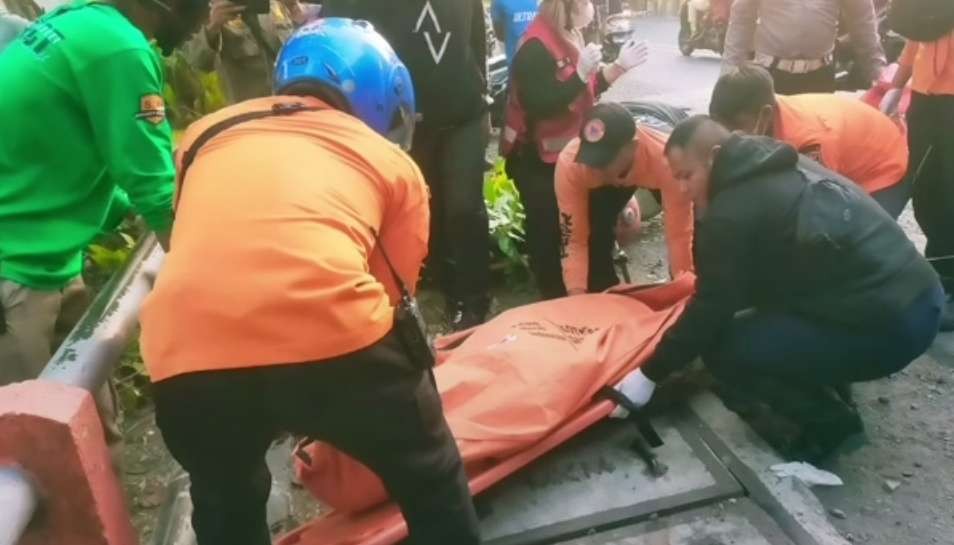 Petugas melakukan evakuasi korban laka lantas di Jalan Ngagel, Surabaya, Minggu 23 Juli 2023. (Foto: Command Center)