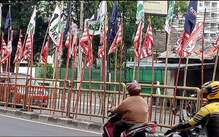 Bendera partai politik peserta Pemilu 2024, makin marak bertebaran di mana mana  (Foto: Asmanu Sudharso/ngopibareng.id)