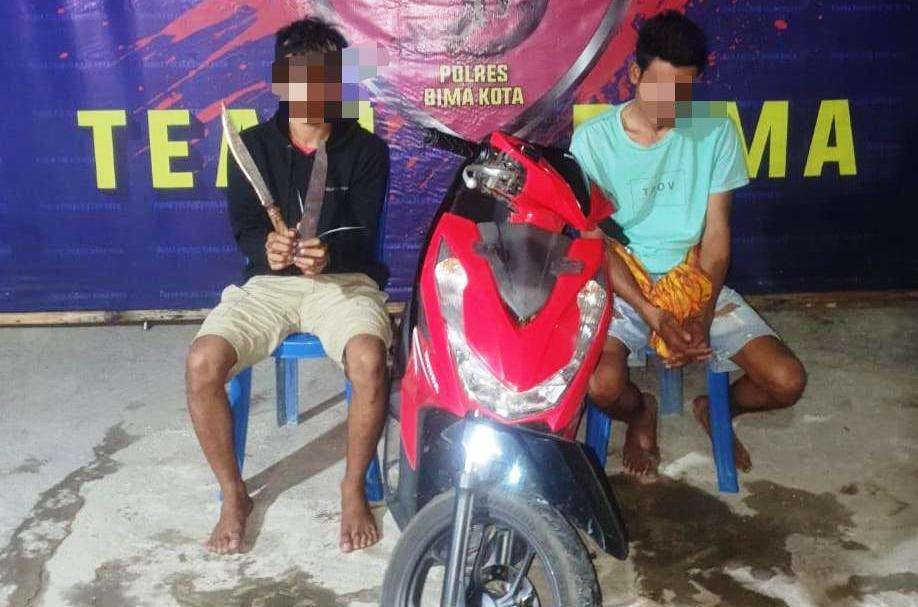 Pelaku perampokan sepeda motor dan penadahnya berhasil dibekuk Polres Bima Kota. (Foto: Humas Polda NTB)