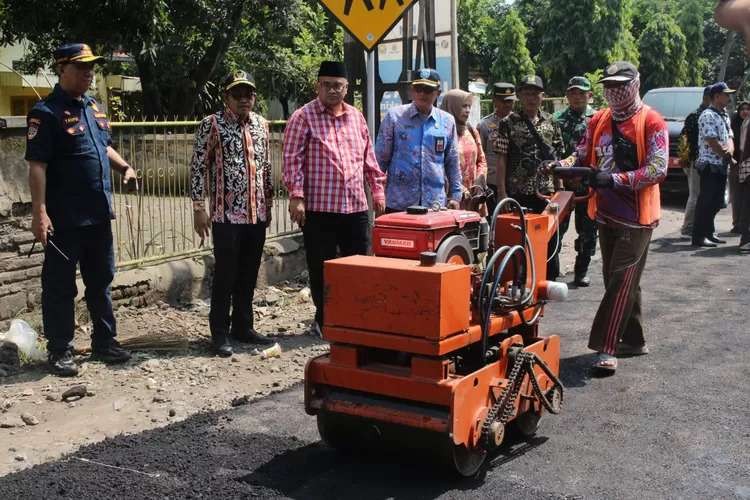 Wakil Bupati (Wabup) Probolinggo, HA. Timbul Prihanjoko (nomor tiga dari kiri) saat menyaksikan perbaikan jalan rusak. (Foto: Ikhsan Mahmudi/Ngopibareng.id)