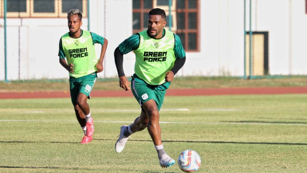 Pemain Persebaya, Paulo Victor, saat menjalani sesi latihan tim. (Foto: Fariz Yarbo/Ngopibareng.id)