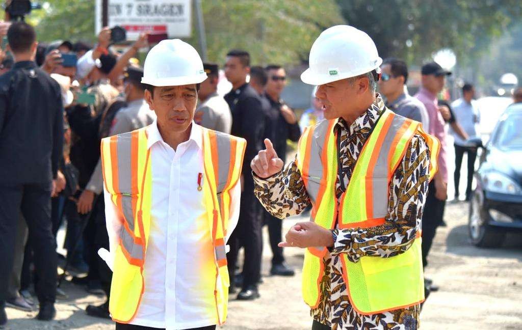 Presiden Joko Widodo atau Jokowi dan Gubernur Jawa Tengah Ganjar Pranowo saat meninjau kegiatan rekonstruksi Jalan Raya Surakarta – Gemolong – Purwodadi, Kabupaten Sragen pada Minggu 23 Juli 2023. (Foto: istimewa)