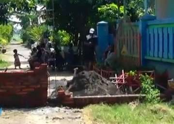 Tembok yang dibangun warga di jalan Gang Rajawali, Kelurahan Kademangan, Kota Probolinggo. (Foto: Ikhsan Mahmudi/Ngopibareng.id)