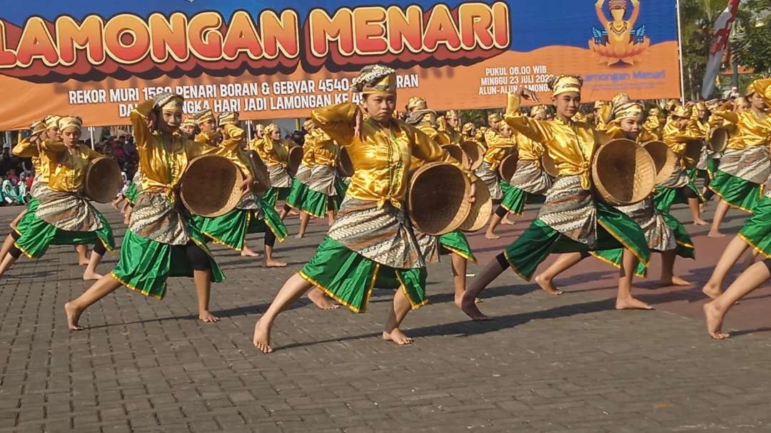 Penampilan Tari Boran oleh pelajar se Lamongan untuk rekor MURI (Foto: Imron Rosidi/ngopibareng.id)