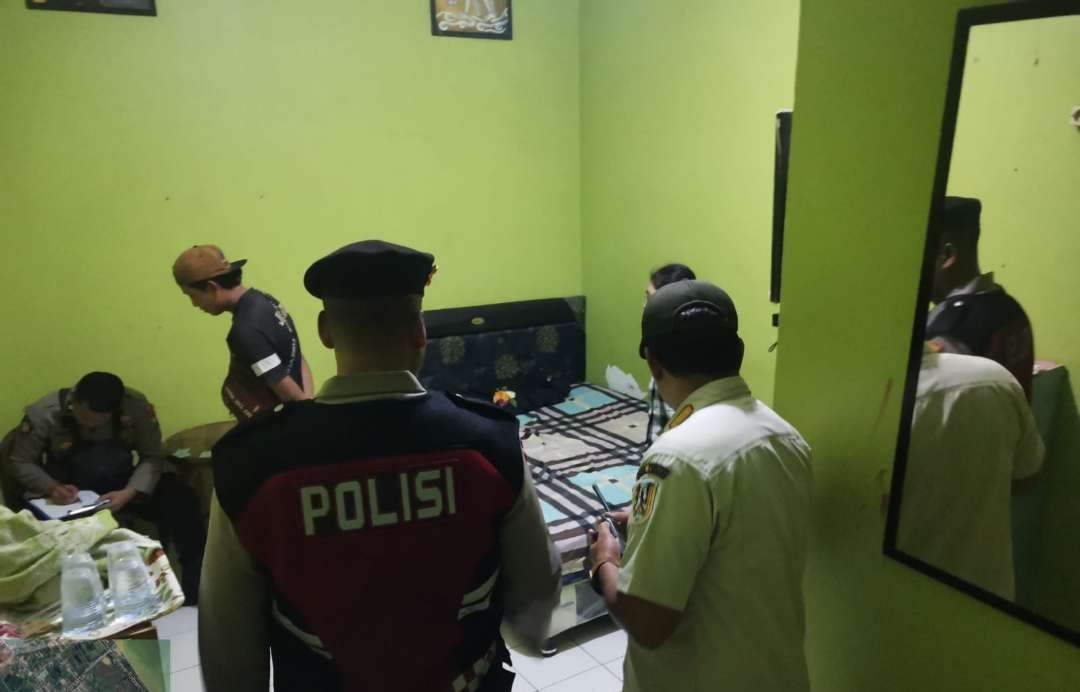 Petugas gabungan Tuban saat melakukan razia kamar hotel dan kos-kosan (dok. Satpol PP Tuban)