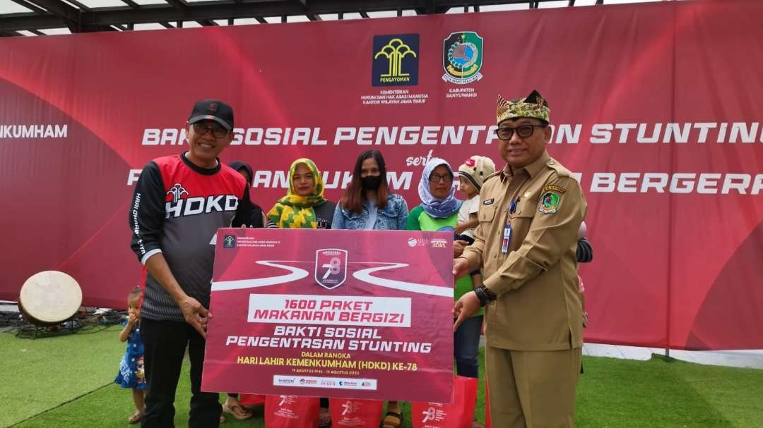 Kakanwil Kemenkumham Jawa Timur Imam Jauhari bersama Sekda Banyuwangi Mujiono menyerahkan bantuan makanan sehat untuk atasi stunting. (Foto: Muh Hujaini/Ngopibareng.id)