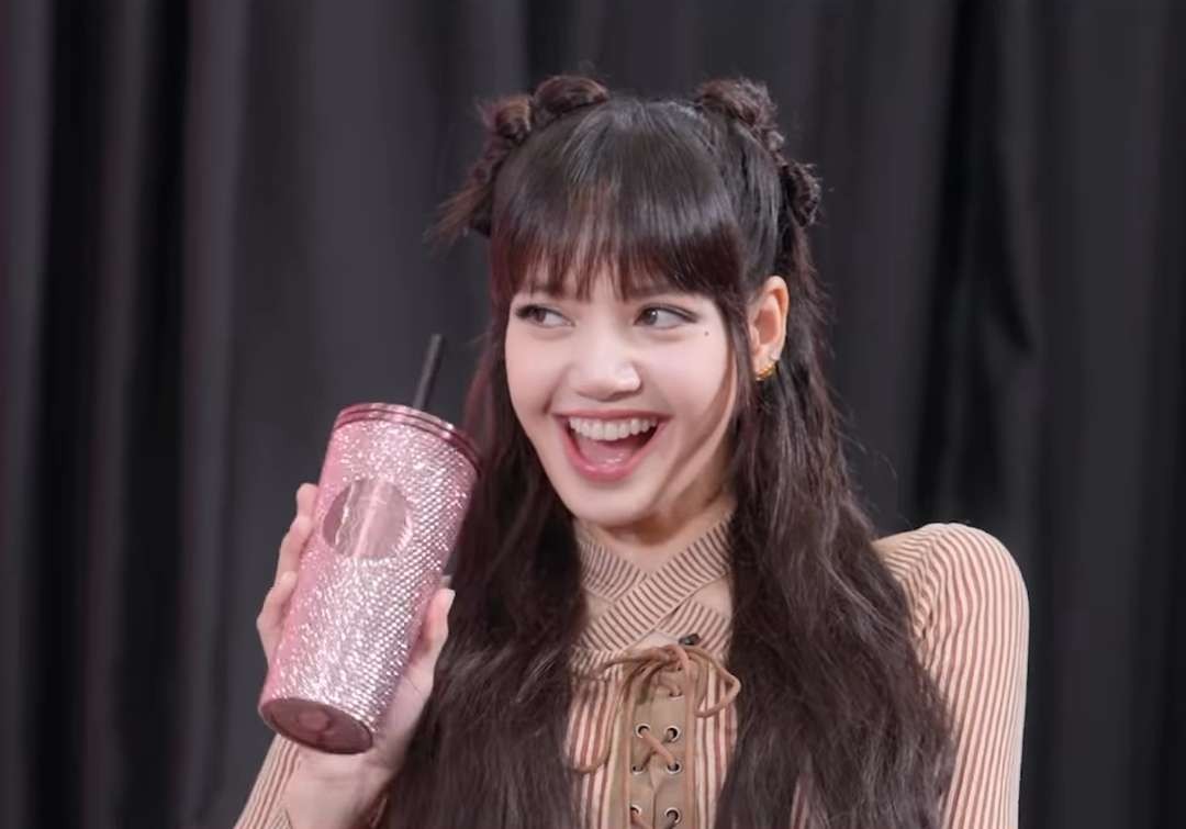 Lisa BLACKPINK pilih tumbler Starbucks yang blink-blink. (Foto: Twitter)