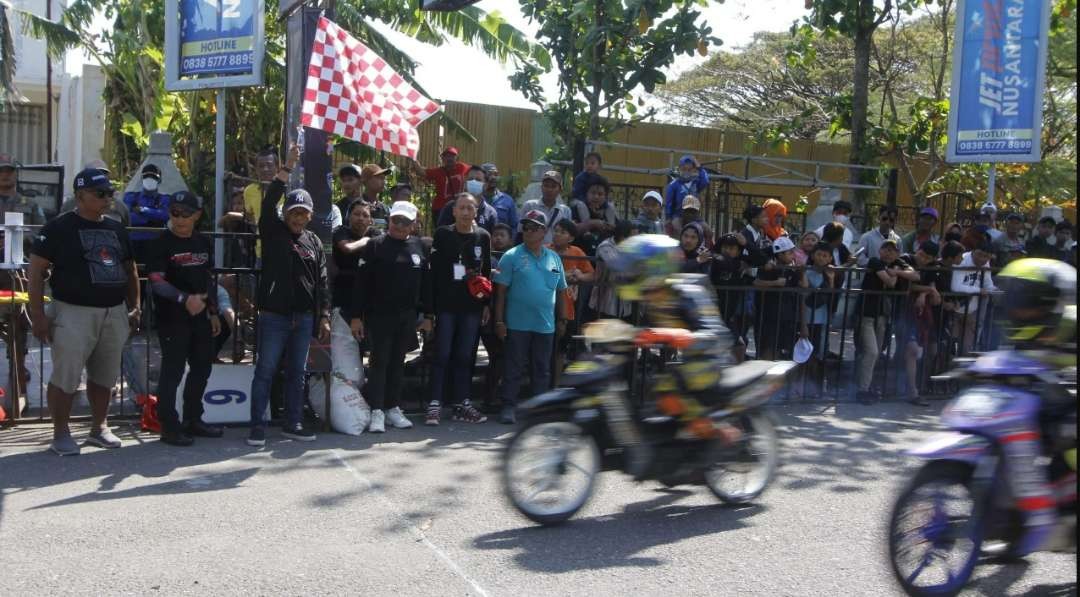 Bupati Ponorogo Sugiri Sancoko saat melepas para pembalap di garis start. (Foto: Kominfo Ponorogo)